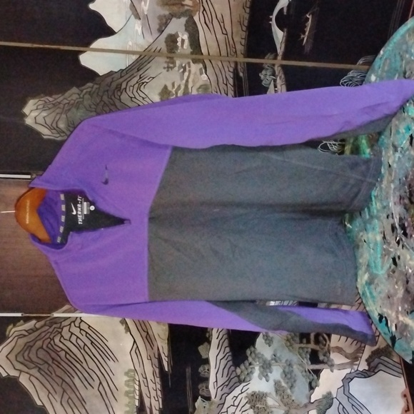 Super clean. Nike long sleeve therma fit - Picture 2 of 4